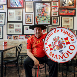 Fotografía de archivo, tomada en Valencia el 2/08/2018, de Manuel Cáceres Artesero, seguidor de la selección de fútbol conocido como Manolo 'el del Bombo', que ha fallecido este jueves. EFE/Archivo/Manuel Bruque
