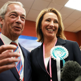 El líder de Reform UK, Nigel Farage, y la parlamentaria electa en los comicios arciales de Runcorn y Helsby, Sarah Pochin, a 2 de mayo de 2025.