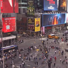 Mensaje de Compromís a Carlos Mazón en Times Square de Nueva York.