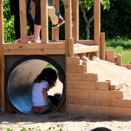 Infants jugant al pati de l'escola.