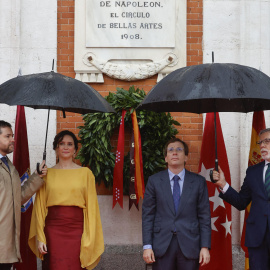 El alcalde de Madrid, José Luis Martínez-Almeida (2d), y la presidenta de la Comunidad de Madrid, Isabel Díaz Ayuso (2i), durante el homenaje a los Héroes del 2 de Mayo.