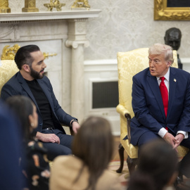 El presidente de El Salvador, Nayib Bukele, se reúne con Donald Trump en la Casa Blanca, a 14 de abril de 2025.