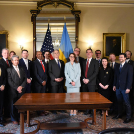 El secretario del Tesoro, Scott Bessant, y la ministra ucrania de Economía, Yulia Svyrydenko, tras firmar el acuerdo sobre la explotación de las tierras raras.