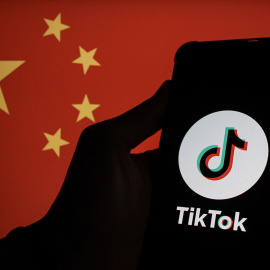 El logo de TikTok sobre la bandera de China.
