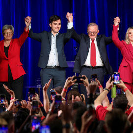 El Primer Ministro de australia celebra la victoria en las elecciones del partido laborista el 3 de mayo de 2025.