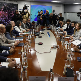 La vicepresidenta tercera del Gobierno y ministra para la Transición Ecológica y el Reto Demográfico, Sara Aagesen (4D), preside la segunda reunión del Comité creado por el Gobierno para el análisis del apagón eléctrico del 28 de abril, este sábado 3 de mayo, en Madrid.