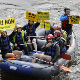 Miembros de colectivos ecologistas y movimientos vecinales bajan por en balsas por el Ulla en protesta contra el proyecto de la macrocelulosa Altri, a 4 de mayo de 2025 en Padrón, A Coruña.