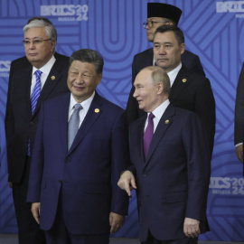 Vladimir Putin habla con Xi Jinping durante la reunión del BRICS el 24 de octubre de 2024.