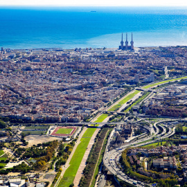 Vista aèria de la panoràmica del Riu Besòs des del nus de la Trinitat i de les ciutats de Sant Adrià del Besòs, Badalona i Santa Coloma de Gramenet.
