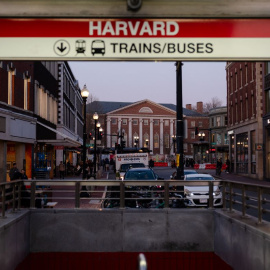 Lehman Hall visto desde Harvard Square el 17 de abril de 2025 en Cambridge, Massachusetts.