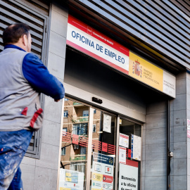Imagen de archivo de un trabajador a su paso por una oficina del SEPE, a 4 de febrero de 2025, en Madrid.