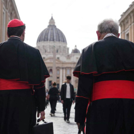 Varios cardenales caminan por la Via della Conciliazione, cerca del Vaticano, con la Basílica de San Pedro al fondo, en Roma, a 5 de mayo de 2025.