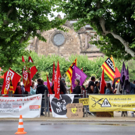 Concentració de treballadores d'escola bressol davant del Parlament.