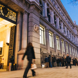 Varias personas hacen cola para contratar Letras del Tesoro, en el Banco de España, en una imagen de archivo.