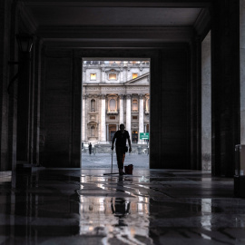 EuropaPress_6699852_05_may_2025_vatican_vatican_city_man_cleans_in_front_of_st_peters_basilica