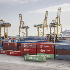 Grues i contenidors amb mercaderies al Port de Barcelona