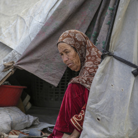Una mujer sentada en su refugio familiar, en Jabalia, norte de la Franja de Gaza, el 2 de mayo de 2025.