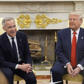 El primer ministro canadiense, Mark Carney, y el presidente de Estados Unidos, Donald Trump, durante su primera reunión en la Casa Blanca, a 6 de mayo de 2025.