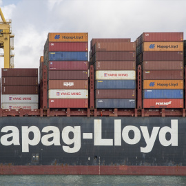 Un barco de mercancías en el puerto de Barcelona. Archivo.