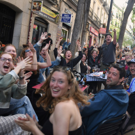 Terraza en la calle Lavapiés en Madrid durante el apagón que dejó a España sin red eléctrica.
