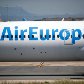 (Foto de ARCHIVO)Un avión de Air Europa remolcado por la pista en la terminal 4 del Aeropuerto de Madrid-Barajas Adolfo Suárez en el tercer día en el que entra en vigor la orden del Ministerio de Sanidad por la que todas las personas procedentes del extranjero deberán realizar una cuarentena los 14 días siguientes a su llegada. Desde el pasado viernes, los equipos de Sanidad Exterior realizaran controles sanitarios en puertos y aeropuertos. En Madrid (España), a 17 de mayo de 2020.Oscar J. Barroso / Europa Press17/5/2020