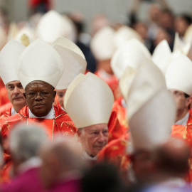 Los cardenales que participan en el cónclave que elegirá al nuevo papa, en la Basílica de San Pedro, del Vaticano REUTERS/Murad Sezer