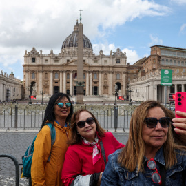 Unas turistas se hacen un selfi en la Plaza de San Pedro, del Vaticano, el primer día del cónclave que elegirá al nuevo papa.