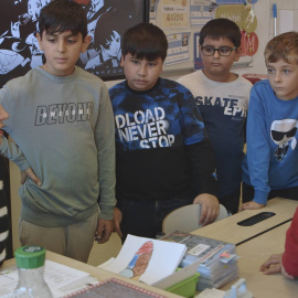 La maestra con sus alumnos en el documental 'Nuestra querida profesora'.