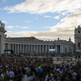 La gente espera en la Plaza de San Pedro en el Vaticano, el primer día del cónclave para elegir al nuevo papa.
