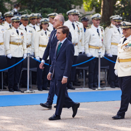 El alcalde de Madrid, José Luis Martínez-Almeida (centro), el jefe de la Policía Municipal de Madrid, Óskar de los Santos (derecha) y el director general de la Policía Municipal, Pablo Enrique Rodríguez (i) , durante el acto de conmemoración de la festividad de San Juan Bautista, patrón de la Policía Municipal, en el Paseo de Coches del parque de El Retiro, en Madrid, en junio de 2023.