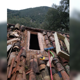 Me subí al tejado, a dos aguas, con la cinta métrica y, en la cabeza, las medidas del cristal.
