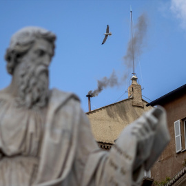 Segunda fumata negra saliendo del tejado de la Capilla Sixtina este jueves.