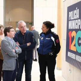 El alcalde de Madrid, José Luis Martínez-Almeida, el director general de la Policía Municipal de Madrid, Pablo Enrique Rodríguez, y una oficial durante una exposición el pasado mes de abril.