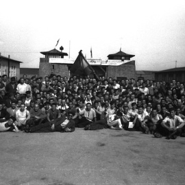 Grupo de supervivientes españoles republicanos en la Appellplatz, Mauthausen.