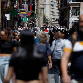 Vista de gente por la calle Sant Miguel, en el centro de Palma de Mallorca.