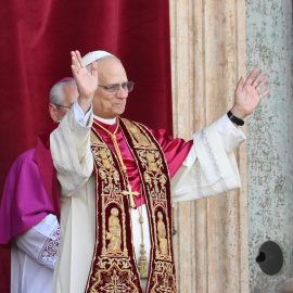 El nou papa Lleó XIV, el cardenal Robert Francis Prevost dels EUA, beneeix els fidels.