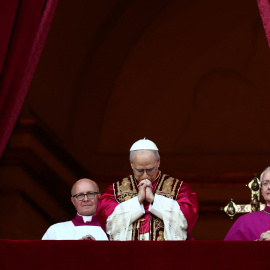 El recién elegido papa León XIV, el cardenal Robert Prevost de los Estados Unidos, aparece en el balcón de la Basílica de San Pedro, en el Vaticano, a 8 de mayo de 2025.