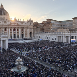 Los fieles se reúnen en la Plaza de San Pedro mientras es elegido el papa León XIV, el cardenal Robert Prevost de los Estados Unidos, en el Vaticano, a 8 de mayo de 2025.