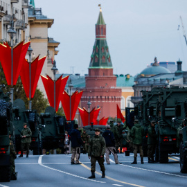 Vehículos militares rusos durante el ensayo del desfile de este 9 de Mayo en Moscú.