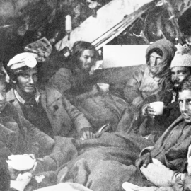 Varios de los supervivientes de la tragedia de los Andes, en el avión estrellado.