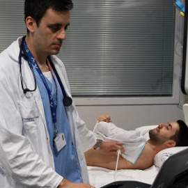 El Dr. Carreras portant a terme una ecografia pulmonar