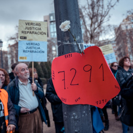 Un cartel durante una concentración de asociaciones y sindicatos en recuerdo a las 7.291 víctimas en las residencias de mayores en la Comunidad de Madrid durante la pandemia de Covid-19, en la plaza Villa de París, a 18 de marzo de 2025, en Madrid (España).