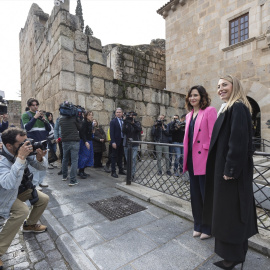 La presidenta de la Junta de Extremadura, María Guardiola, se reúne con la presidenta de la Comunidad de Madrid, Isabel Díaz Ayuso, en la primera jornada de su viaje institucional a Extremadura, en la Presidencia del Ejecutivo regional, a 24 de febrero24/2/2025