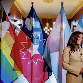 Imagen de la alcaldesa de Salt Lake City, Erin Mendenhall, junto a las nuevas cuatro banderas oficiales del municipio.