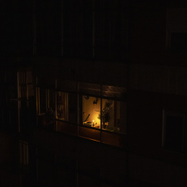 Vista de una vela encendida en el interior de una vivienda durante el apagón eléctrico en Ourense.
