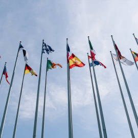 Las banderas de los países miembros de la Unión Europea en el exterior del Parlamento Europeo.