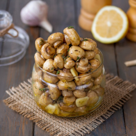 Imagen de champiñones marinados.