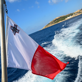 La bandera de Malta i el mar al fons