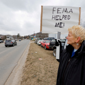 Lucy Bickers, residente de Swannanoa, quien recibió asistencia de FEMA después de que el huracán Helene dañara su propiedad, sostiene un cartel en apoyo a la agencia gubernamental en Carolina del Norte, EEUU.