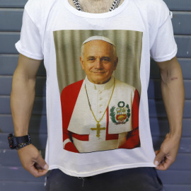 Una persona posa con una camiseta con la imagen del papa León XIV este viernes en Lima (Perú).